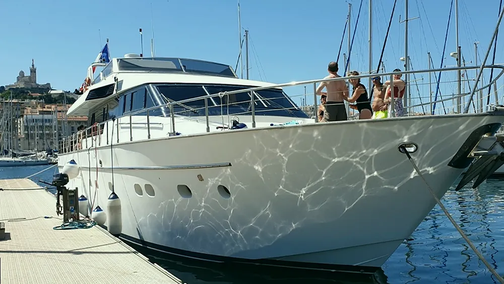 Familia disfrutando de un alquiler de barco en Cadaqués